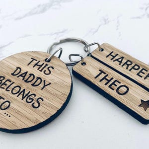 Porte-clés en bois personnalisé pour papa, grand-père, grand-père, cadeau pour la fête des pères, cadeau souvenir personnalisé à qui ce papa appartient... pour lui