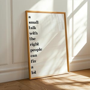 Puede incluir: Una impresión enmarcada con un marco de madera clara. La impresión presenta texto negro sobre un fondo blanco. El texto dice: "a small talk with the right people can fix a lot."