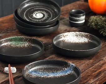 Japanisches handgemachtes Keramik-Speiseteller-Set - rustikales schwarzes Steinzeug-Geschirr für Sushi, Pasta, Tapas, minimalistische Wabi-Sabi-Küchendekoration