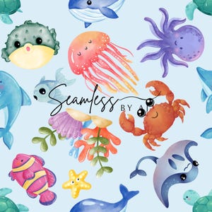 Könnte beinhalten: Ein nahtloses Muster mit Aquarellillustrationen von Meereslebewesen, darunter Quallen, Krabben und Fische, auf hellblauem Hintergrund. Der Entwurf enthält auch den Text "Seamless by A".