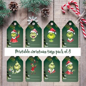 Puede incluir: Ocho etiquetas de regalo navideñas verdes con el Grinch con gorro de Papá Noel y abrigo rojo. Cada etiqueta tiene espacio para "Para:" y "De:" y está decorada con ramas de pino. Se muestra el texto "Printable christmas tags pack of 8".