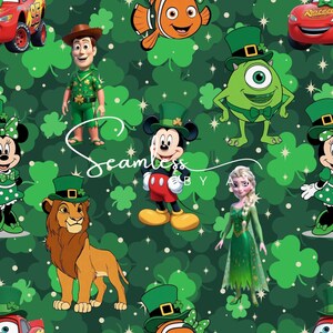 Peut inclure: Motif sans couture avec des personnages de dessins animés tels que Mickey Mouse, Woody et Elsa, tous portant des chapeaux verts de la Saint-Patrick. Le fond est vert foncé avec des trèfles, créant un design festif.