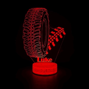 Può includere: Una luce notturna a LED rossa con un design di pneumatico e il nome "Luke" in rosso. Il pneumatico ha un disegno del battistrada dettagliato e la base è anch'essa rossa e illuminata. Il tema è automobilistico.