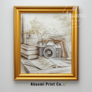 Puede incluir: Impresión enmarcada que representa una cámara vintage, libros y un mapa en escala de grises. La impresión tiene un marco dorado. El texto "Ahuemi Print Co." está en la parte inferior. La imagen sugiere un tema de viajes y nostalgia.