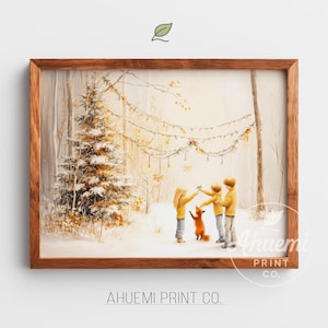 Puede incluir: Impresión en acuarela de una escena invernal con un bosque nevado y un árbol de Navidad decorado. Tres niños con suéteres amarillos y un zorro se reúnen bajo luces de cadena. La obra de arte está enmarcada en un marco de madera, con el texto "AHUEMI PRINT CO."