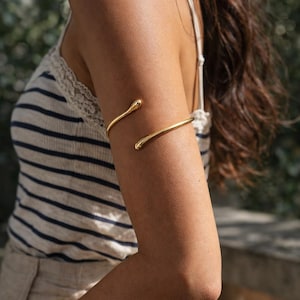 Brazalete ajustable de oro • Brazalete bohemio para la parte superior del brazo • Brazalete minimalista de oro • Joyería para festivales • Brazalete llamativo de verano • Regalo para ella