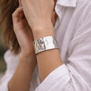 Brazalete de plata martillada, brazalete ancho minimalista, joyería ajustable, estilo bohemio moderno, regalo hecho a mano para ella.