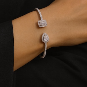 Öppet armband i sterlingsilver med kubisk zirkonia | Elegant manschett med päron- och smaragdslipade stenar | Lyxiga smycken för kvinnor