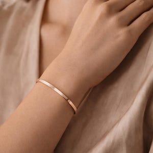 Può includere: Un cartello in legno fatto a mano con la scritta "Welcome" in un carattere giocoso. Il cartello presenta uno sfondo bianco invecchiato e una cornice in legno tinto scuro. Dimensioni: circa 30 cm di larghezza e 15 cm di altezza.