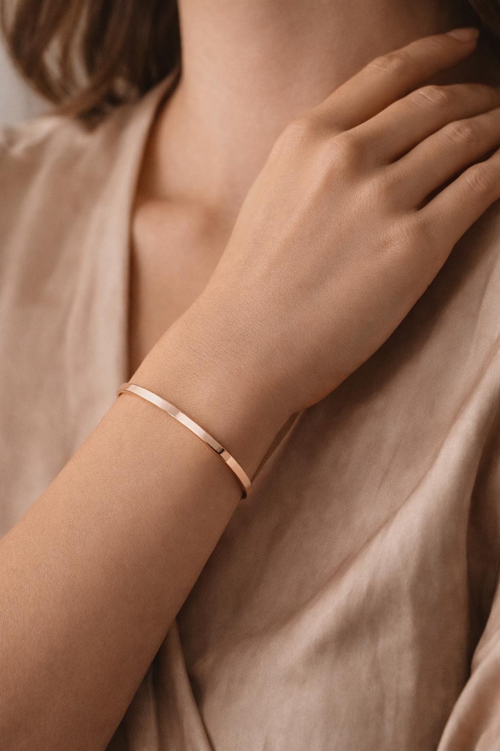 Bracciale Bangle Regolabile Placcato Oro - Gioiello Minimalista Aperto Per Donna E Uomo In Rame