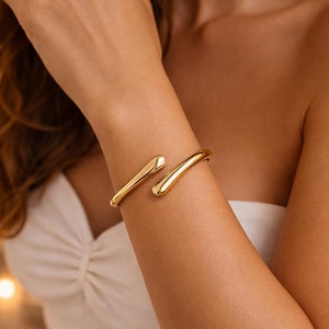 Pulsera tipo brazalete de oro minimalista, brazalete abierto ajustable, joyería moderna y sencilla, elegante regalo para ella, pulsera apilable.