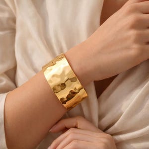 Bracciale rigido largo in oro minimalista | Bracciale rigido aperto lucido | Gioiello moderno ed elegante | Regalo di lusso per donne dallo stile chic e senza tempo