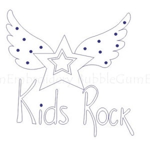 Può includere: Design di ricamo Kids Rock con una stella con ali e un motivo a pois. Il design è delineato in blu.