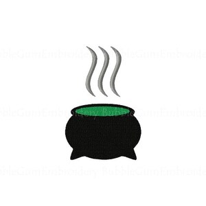 Op de afbeelding: Een zwarte ketel met groene vloeistof erin en drie grijze rookpluimen die uit de bovenkant opstijgen.