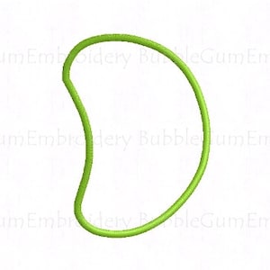 Op de afbeelding: Een limoengroen, gestileerd borduurontwerp van de letter "D". De letter is een doorlopende lijn, met een afgeronde vorm. Het ontwerp staat op een witte achtergrond. De tekst "Bubble Gum Embroidery" is rondom de afbeelding als watermerk geplaatst.