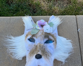 Máscara de lobo arenoso con flores