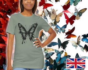 Peut inclure: Un t-shirt vert sauge avec un motif de papillon noir et blanc. Le papillon a un effet de peinture éclaboussée. Le t-shirt est unisexe.