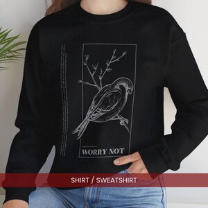 Camiseta o sudadera "No te preocupes" / Camiseta de cuello redondo con estampado de gorrión de Mateo 6, camiseta cristiana minimalista inspirada en la naturaleza, regalo de consuelo y fe.