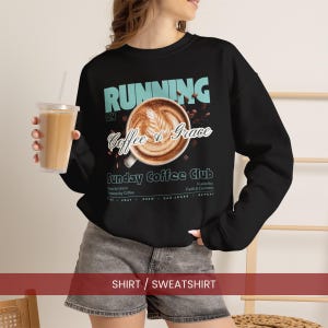 Camiseta o sudadera "Running on Coffee and Grace" / Sudadera con cuello redondo y estampado cristiano humorístico, camiseta divertida con temática religiosa, regalo para amantes del café para mujeres y hombres.