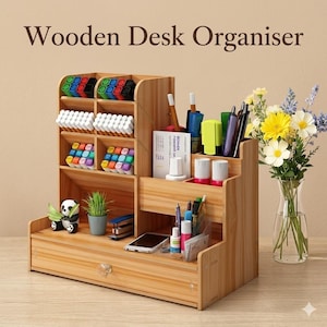 Puede incluir: Organizador de escritorio de madera clara con múltiples compartimentos para bolígrafos, rotuladores y otros útiles de oficina. El organizador tiene un cajón pequeño. También se ve una pequeña figura de panda y una planta en maceta.