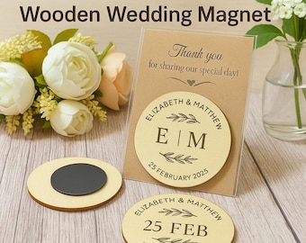 Recuerdos de boda personalizados con imanes de madera: Incluye tarjeta de agradecimiento rústica.