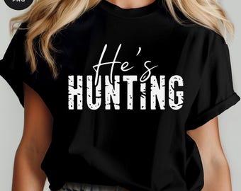 Er jagt PNG-Bundle, Jagdsaison Shirt Design (Digitaler Download)