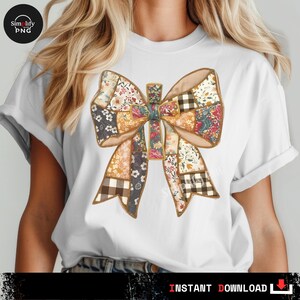 Puede incluir: Camiseta blanca con un gran diseño de lazo. El lazo está hecho de varias telas con estampados florales y otros, en tonos de rosa, amarillo, azul y marrón. El texto "INSTANT DOWNLOAD" es visible en la parte inferior.