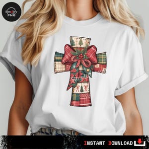 Puede incluir: Camiseta blanca con un diseño de cruz con un patrón de retazos en rojo, verde y beige. La cruz está adornada con un lazo rojo y adornos festivos. El texto "Simply PNG" es visible.