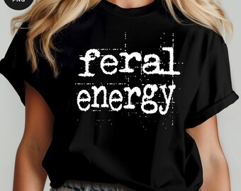 Może przedstawiać: Czarny t-shirt z napisem "feral energy" w postarzanym białym kroju pisma. Koszulka ma krótkie rękawy i okrągły dekolt. Obraz zawiera również tekst "2 PNGS" i "INSTANT DOWNLOAD".