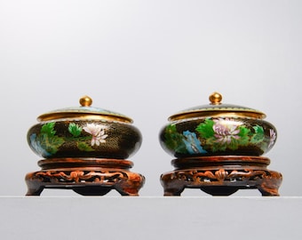 Par de jarrones chinos vintage cloisonné, esmaltados con motivos florales, mediados de siglo