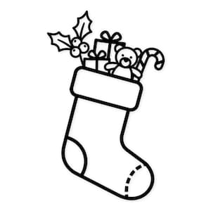 Könnte beinhalten: Schwarz-Weiß-Illustration einer Weihnachtsstrumpf mit Geschenken, einem Teddybär, einer Zuckerstange und Stechpalmen. Der Strumpf hat eine weiße Manschette und eine genähte Spitze.