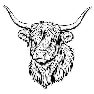 Puede incluir: Ilustración en blanco y negro de la cabeza de una vaca de las Tierras Altas. La vaca tiene cuernos largos y curvados y un pelaje largo y lanudo. Este dibujo lineal detallado es ideal para arte mural o un diseño rústico.
