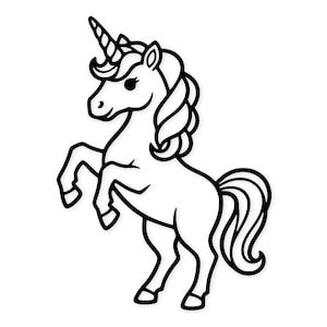 Peut inclure: Illustration en noir et blanc d'une licorne cabrée sur ses pattes arrière. La licorne a une corne en spirale, une crinière fluide et une queue courbée. L'image est un simple dessin au trait sur fond blanc.