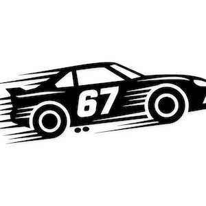 Puede incluir: Ilustración de un coche de carreras negro con el número 67. El coche se representa en movimiento con líneas de velocidad, sugiriendo alta velocidad. El diseño es un gráfico simple y audaz.