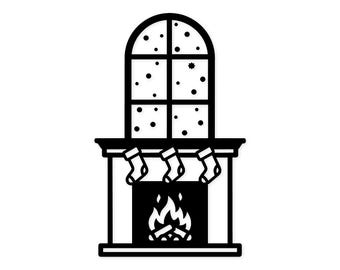 Puede incluir: Ilustración en blanco y negro de una chimenea con tres calcetines colgando. Encima de la chimenea hay una ventana con una escena de nieve. El fuego está encendido.