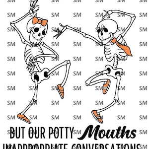 Puede incluir: Gráfico en blanco y negro con esqueletos bailando. El texto dice: "Un trabajo nos hizo compañeros de trabajo, pero nuestras bocas sucias y conversaciones inapropiadas nos hicieron amigos."