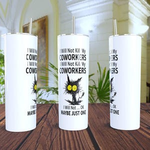 Puede incluir: Vaso blanco con pajita de acero inoxidable. El vaso presenta el texto "I Will Not Kill My Coworkers" y un gato de dibujos animados con ojos amarillos. La frase "Maybe Just One" también está impresa en el vaso.