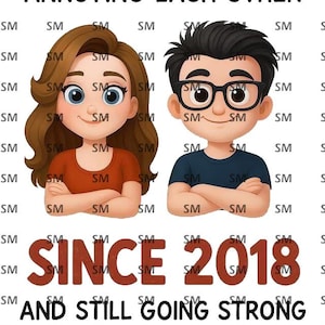 以下が含まれることがあります： 茶色の髪の女性とメガネをかけた男性の2人の漫画のキャラクターが描かれたデジタルイラスト。テキストには「2018年からお互いをイライラさせ、まだ頑張っています」と書かれています。