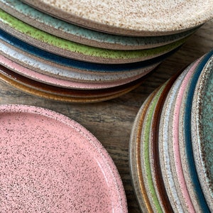 Assiettes à dessert en grès cérame moucheté tournées sur roulettes