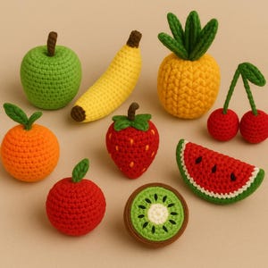 Può includere: Un set di giocattoli di frutta all'uncinetto, tra cui un ananas, una banana, una mela, un'arancia, una fragola, un'anguria, un kiwi e ciliegie. I giocattoli sono realizzati con filato colorato e hanno dettagli realistici.