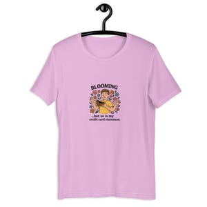 Florescendo… Mas Meu Extrato De Cartão De Crédito Também Está | Camiseta Floral Engraçada De Primavera | Camiseta Unissex Drip Daily