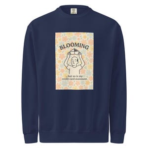 Florescendo… Mas o meu extrato de cartão de crédito também | Moletom vintage floral engraçado | Gola redonda tingida Drip Daily