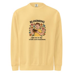 Florescendo… Mas o meu extrato de cartão de crédito também | Moletom vintage floral engraçado | Gola redonda tingida Drip Daily
