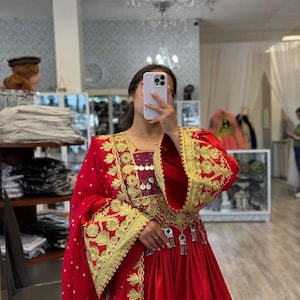 Robe rouge afghane kuchi : tenue de mariage brodée à la main