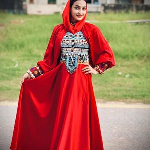 Robe kuchi afghane faite main : robe pachtoune rouge brodée