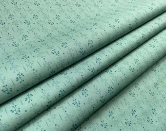 Tela de algodón MARCUS FABRICS color aguamarina, modelo Hearthstone de Lynn Wilder, 100% algodón, con un elegante estampado floral en tonos aguamarina y verde azulado, y tejido de mezcla verde azulado.