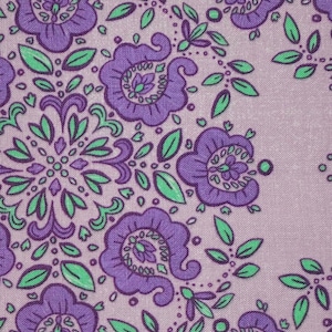 Puede incluir: Primer plano de una tela con un patrón floral repetitivo. El diseño presenta grandes flores moradas con detalles intrincados, rodeadas de hojas y tallos verdes, sobre un fondo morado claro.