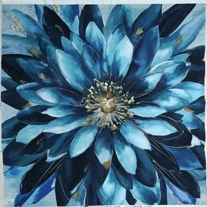Könnte beinhalten: Ein quadratischer Stoffdruck mit einer großen, zentralen Blüte in verschiedenen Blau- und Cyan-Tönen. Die Blütenblätter strahlen von einer texturierten, gold gesprenkelten Mitte aus. Auf den Blütenblättern befinden sich kleine goldene Akzente.