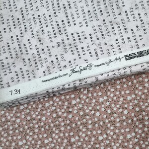 Lichtroze flanellen katoenen stof met verweerde tekst Tiding Type 006 uit de Eclectic Elements Substrates-collectie van Free Spirit Fabrics