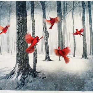 Könnte beinhalten: Winterliche Szene eines verschneiten Waldes mit kahlen Bäumen und mehreren leuchtend roten Kardinalvögeln im Flug. Die Flügel der Vögel sind ausgebreitet und erzeugen ein Gefühl von Bewegung und erfassen die Schönheit der Natur.